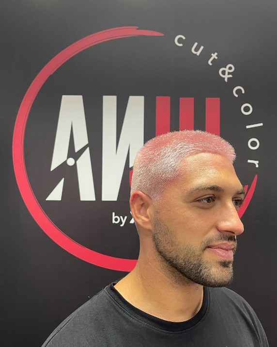 Corte masculino limpio con color rosa suave en Anju Peluqueros