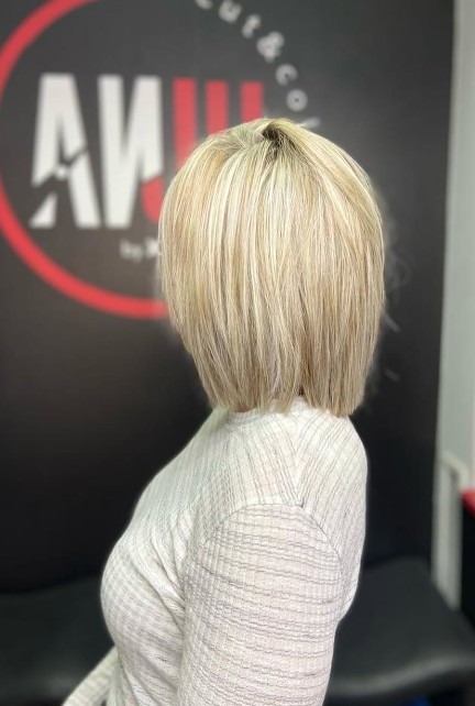 Bob rubio con forma limpia y acabado natural en Anju Peluqueros