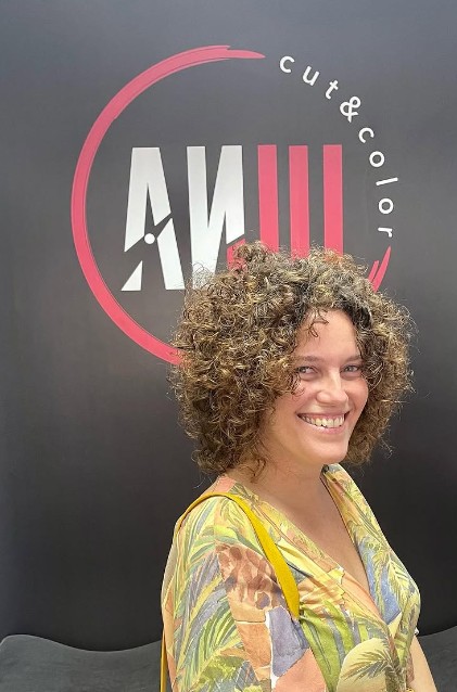 Rizo definido con volumen natural en Anju Peluqueros