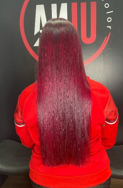 Melena larga color vino con brillo intenso en Anju Peluqueros