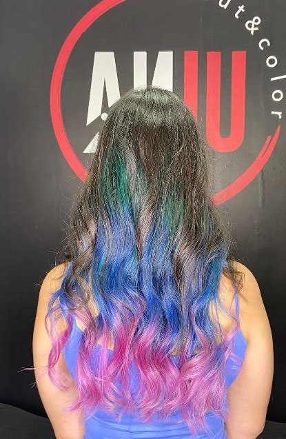 Melena con color creativo azul rosa y verde en Anju Peluqueros