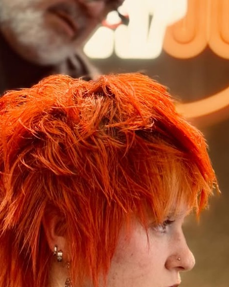 Detalle de color naranja intenso trabajado en Anju Peluqueros