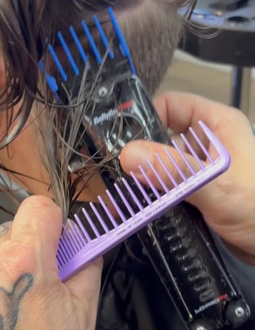 Detalle técnico de corte con maquinilla en Anju Peluqueros